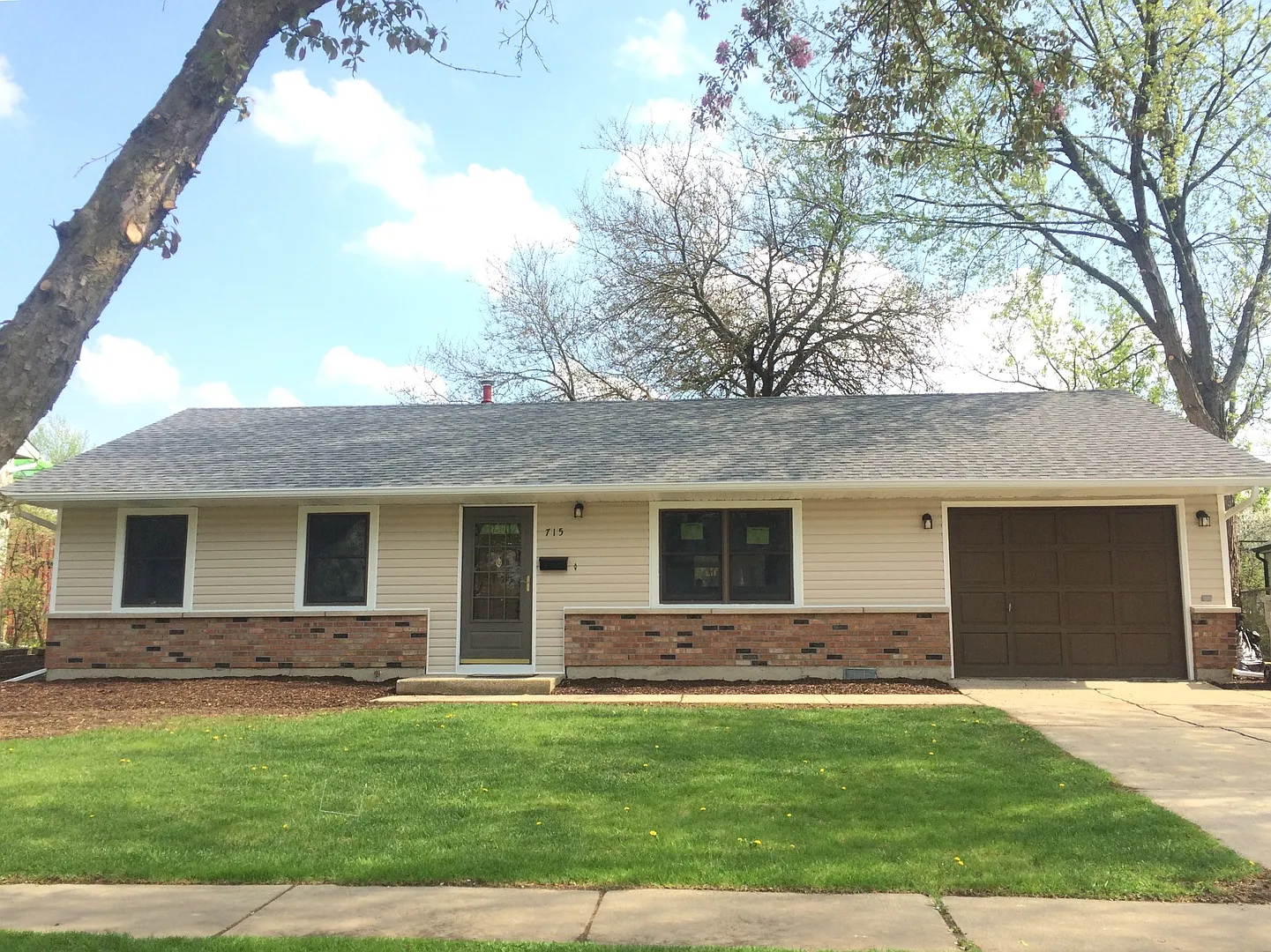 715 Ridge Cir photo 1