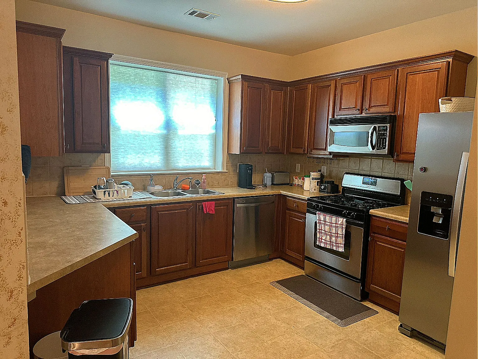 3 bed, 2090 sqft, $2,400 — Photo 1