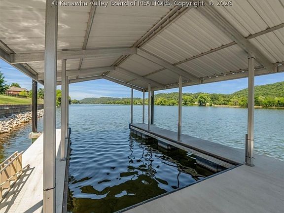 3rd image of 226 Peyton Cir