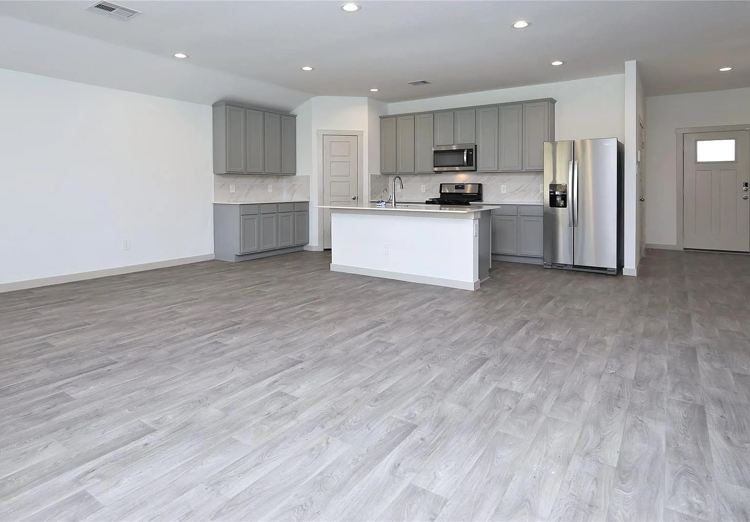 4 bed, 2.0 bath, 2065 sqft, $2,695 — Photo 4