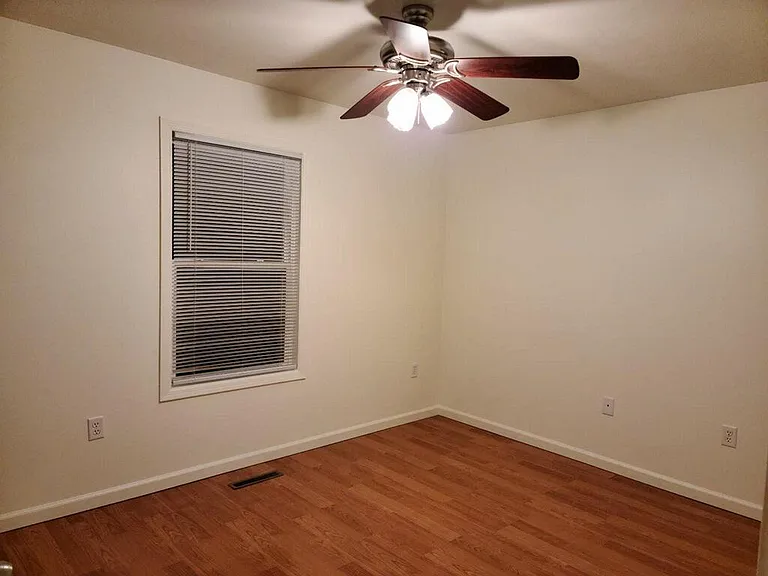 121 Schofield Ct — Photo 9