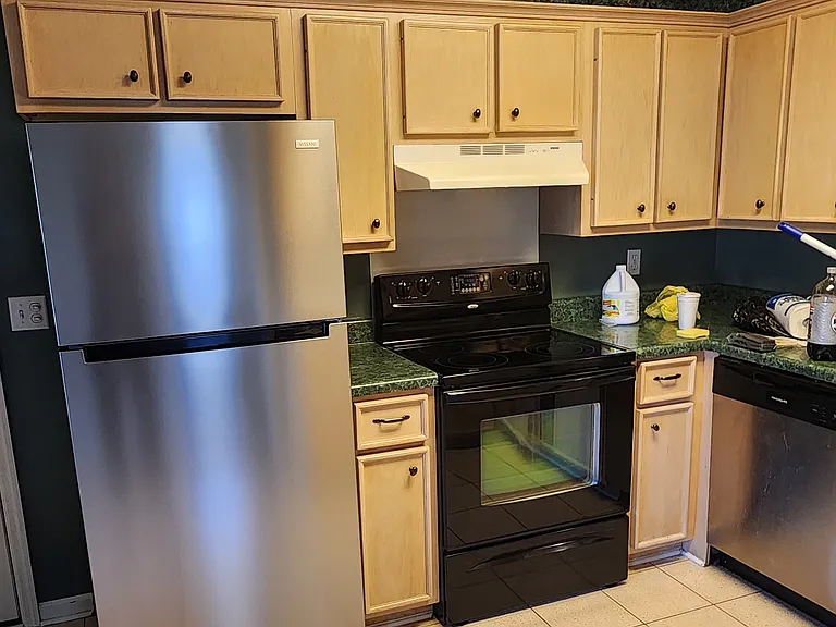 190 Hampton Cir — Photo 2