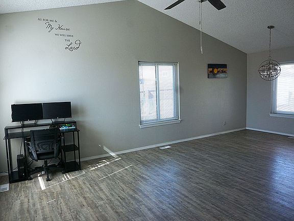 3rd image of 375 Putnam Dr