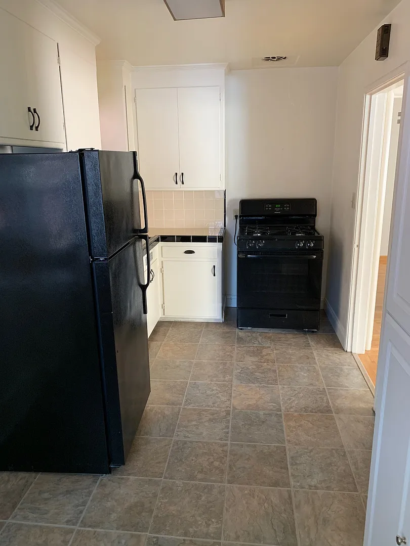 2431 Lincoln Avenue — Photo 4