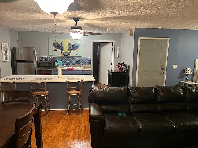 2nd image of 707 1/2 E Elk Ave APT 2