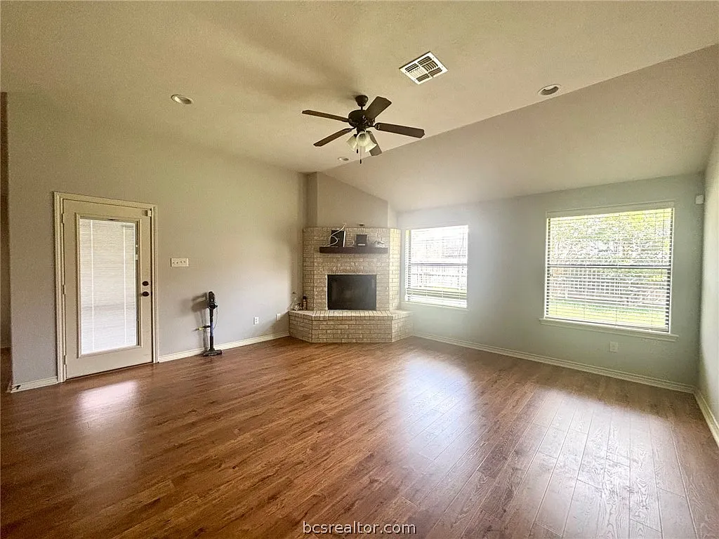 3 bed, 1840 sqft, $2,100 — Photo 3