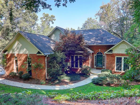 741 Zelda Ct, Hendersonville, NC 28792