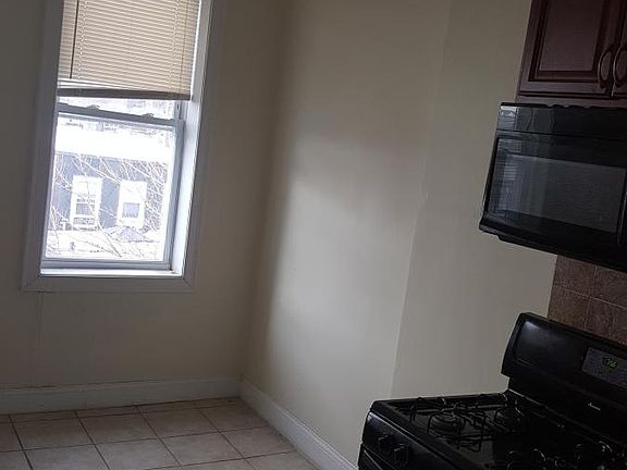 5th image of 915 22nd St APT 5