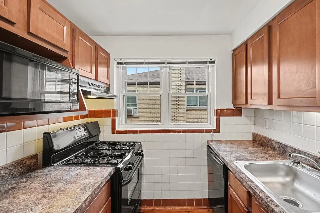 2540 Williams Ave — Photo 1