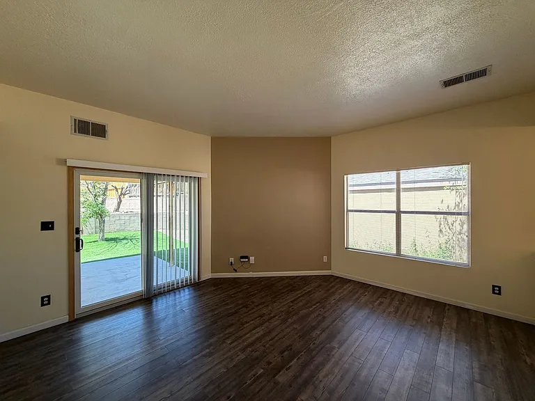 1941 Lee Loop NE — Photo 9