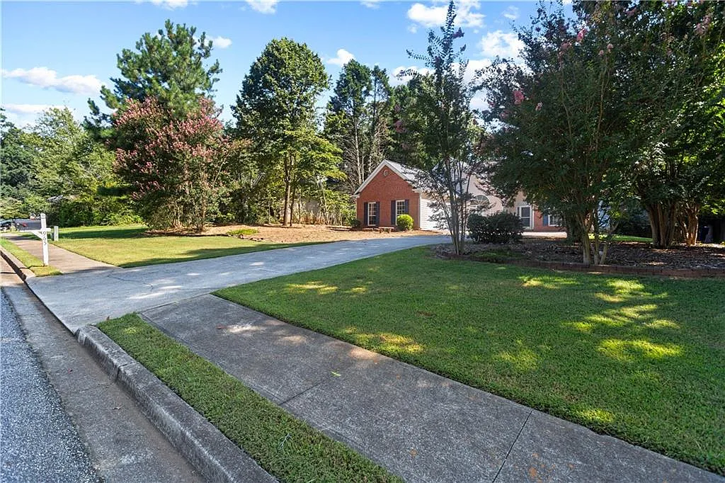 3 bed, 2.0 bath, 1680 sqft, $2,300 — Photo 3