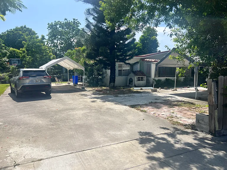 106 NW 8th Ave — Photo 1