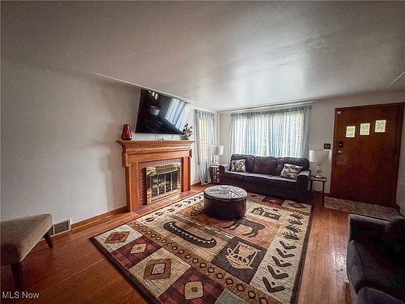 3rd image of 212 E Midlothian Blvd