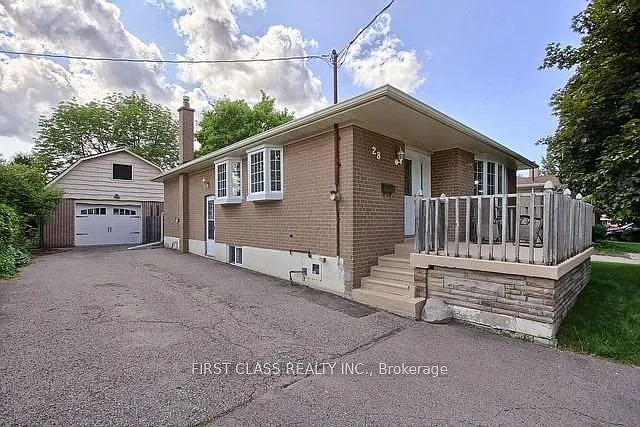 28 Collins Cres #UPPER — Photo 2
