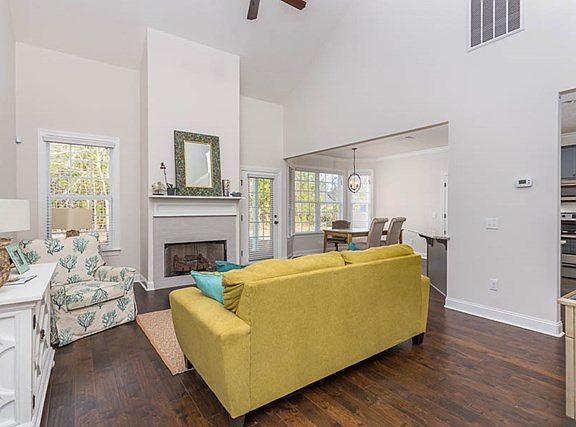 5th image of 137 Belmont Cir