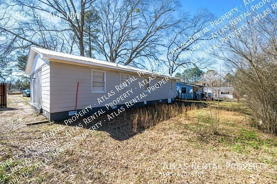 352 1st Ave NW- pet friendly 3BR + Bonus Room! — Photo 4