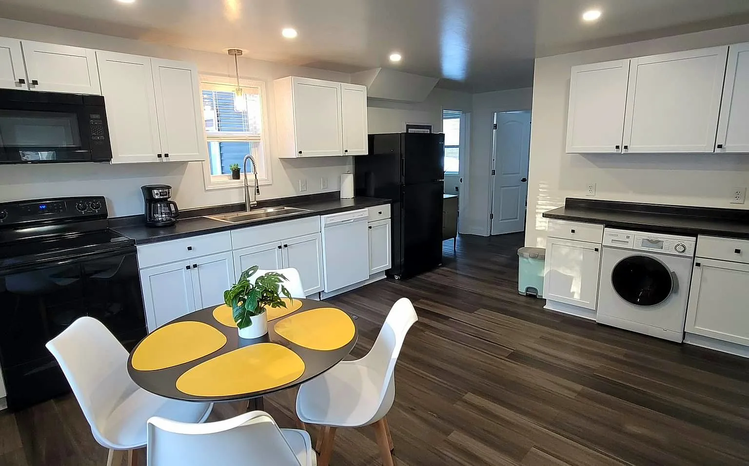 2 bed, 905 sqft, $1,600 — Photo 2
