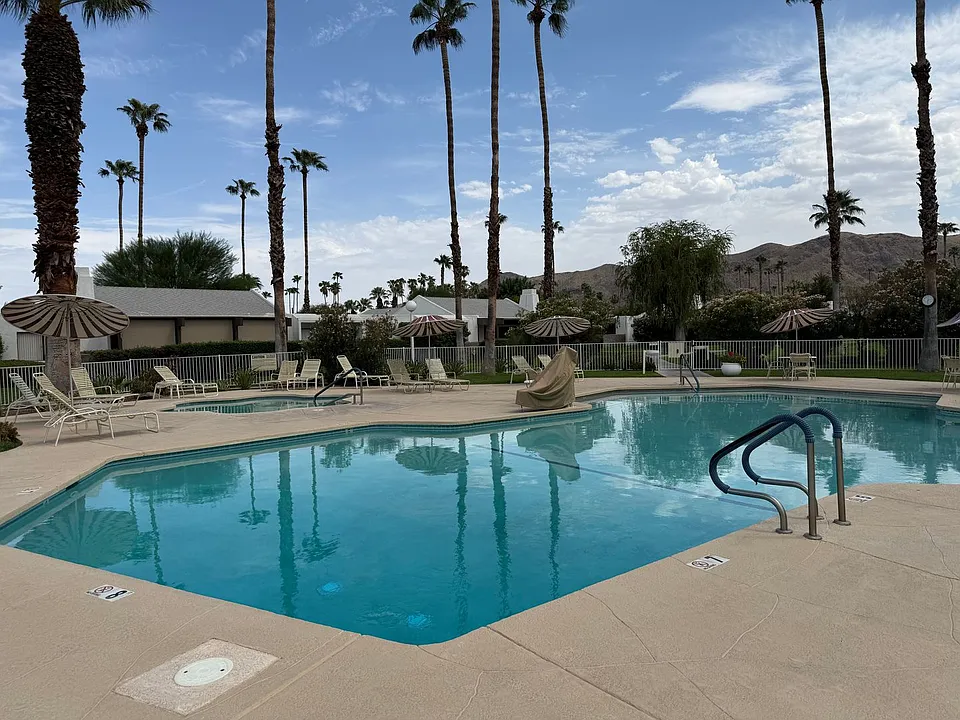 1702 Capri Cir