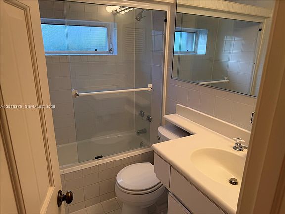 5th image of 806 SW 8th Ter