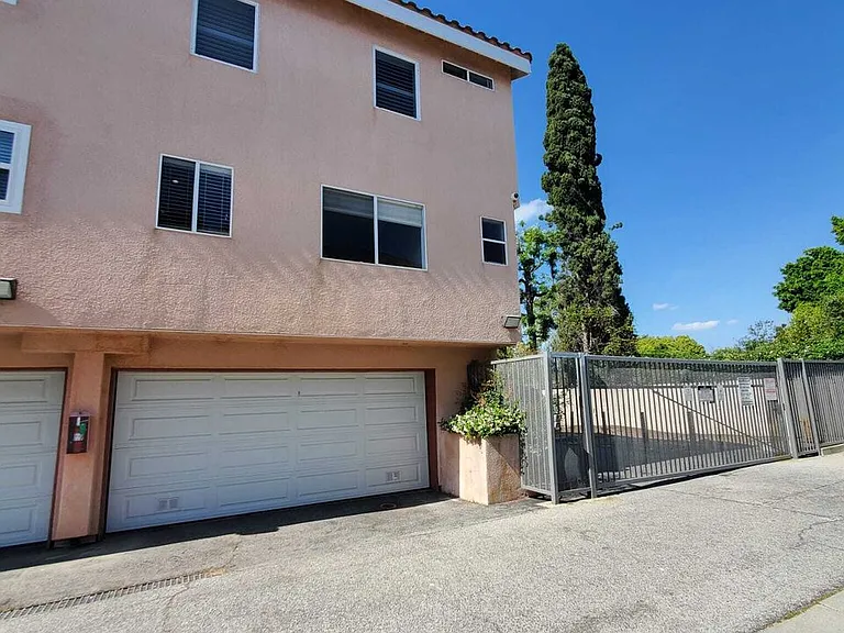 7320 Balboa Blvd #123 — Photo 30