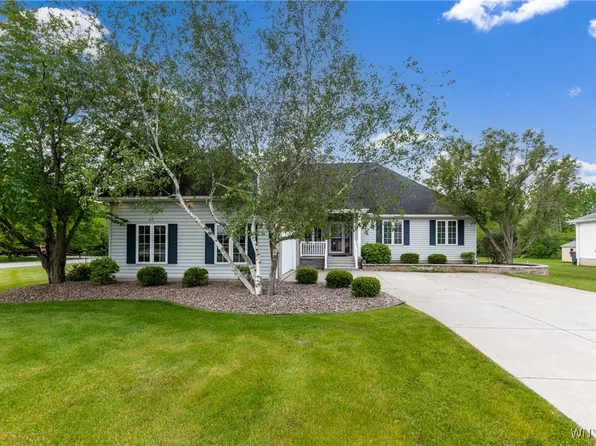 7501 Congressional Dr, Lockport, NY 14094
