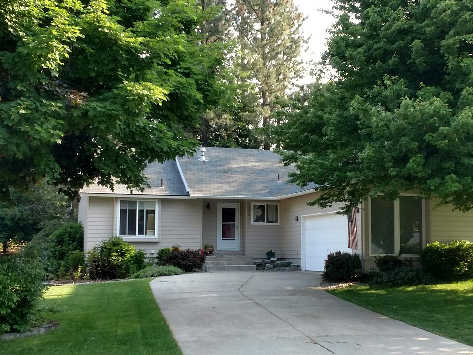 Front of home. 2nd bedroom window to the left. Kitchen window to the right of front door. Other "window' is plexiglass in garage. Gives nice natural lighting to the garage.