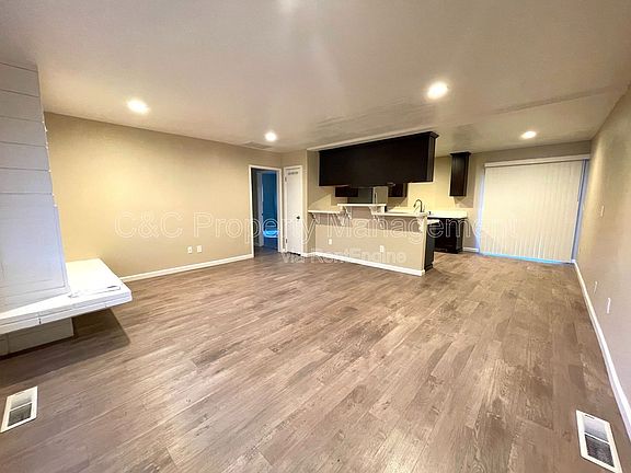 2nd image of 802 Sunset Dr #B