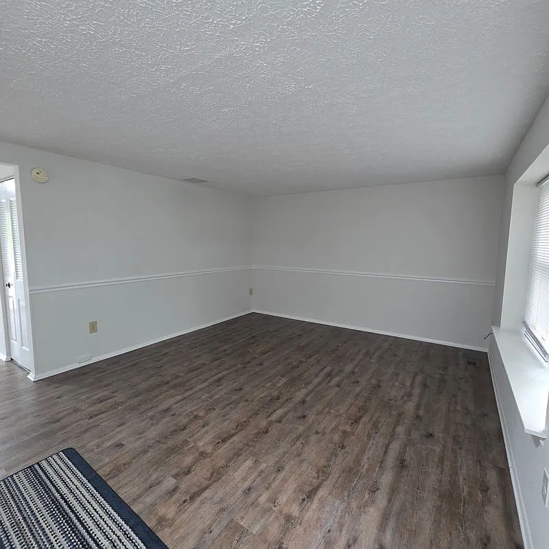 3 bed, 1.0 bath, 1060 sqft, $2,700 — Photo 2