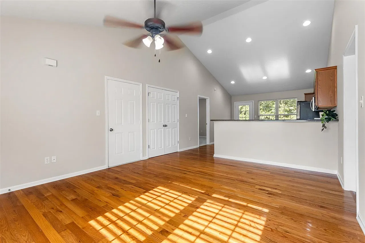 3 bed, 1177 sqft, $1,600 — Photo 4