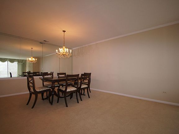 3rd image of 140 Franklin Pl E APT 203