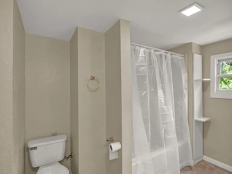 220 Crest Ave — Photo 10