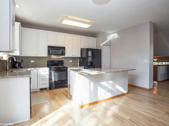 4th image of 932 Violet Dr