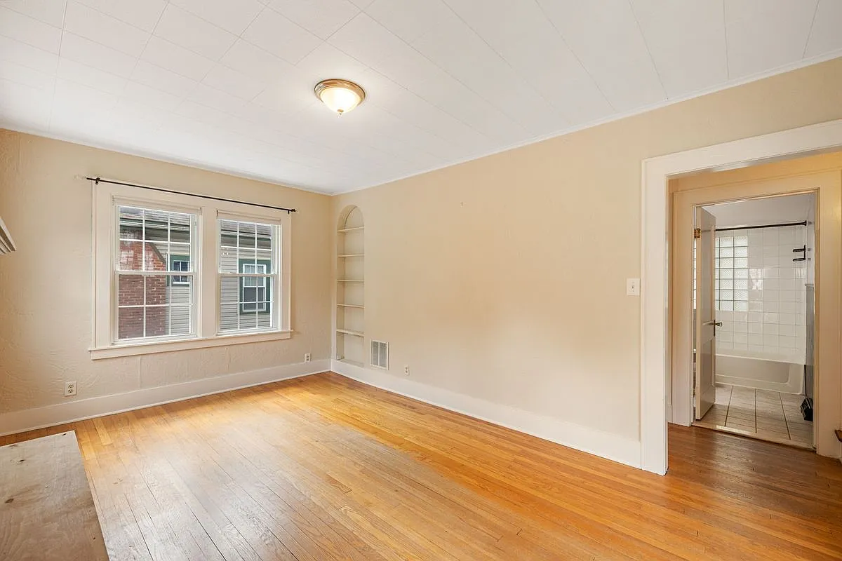 3 bed, 1.5 bath, 1029 sqft, $2,300 — Photo 3