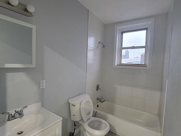 5th image of 151 Parker St APT 10