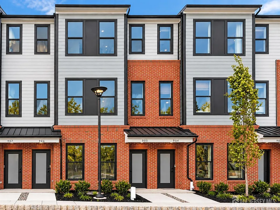 905 District Blvd
