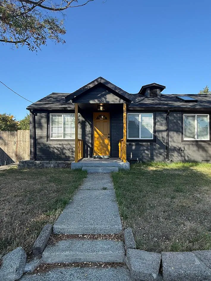 3 bed, 924 sqft, $2,500 — Photo 1