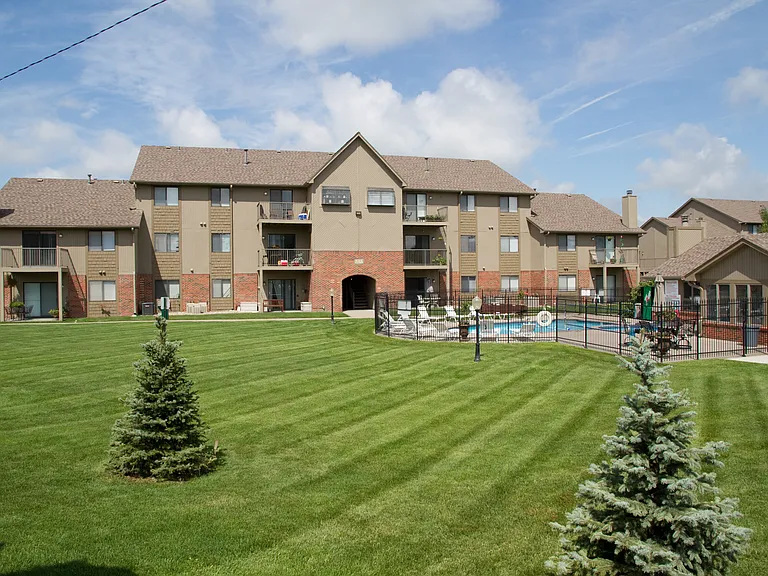 Raintree Apartments — Photo 37
