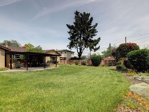 5th image of 470 Claremont Dr