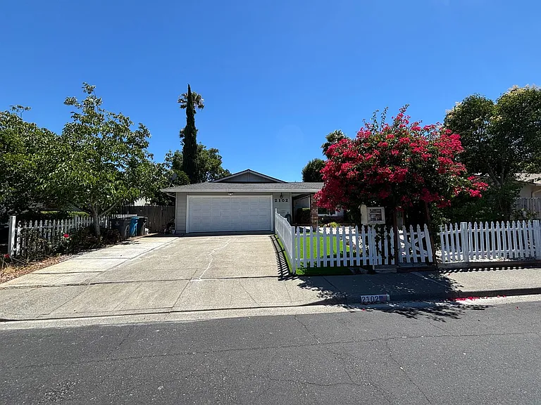 2102 California Dr — Photo 3