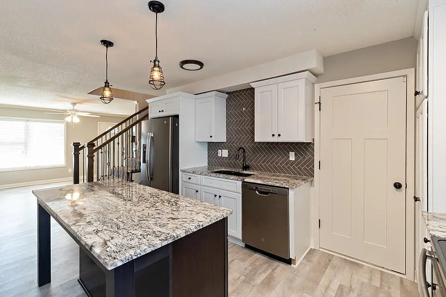 3 bed, 1201 sqft, $1,850 — Photo 2