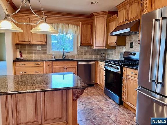 3rd image of 661 Clinton Pl