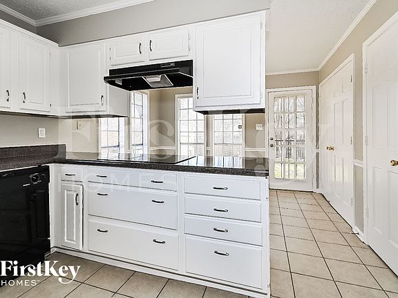 4th image of 4484 Westbury Dr