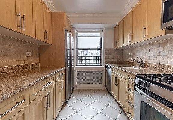 3rd image of 360 E 65th St APT 18D