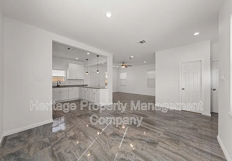 323 Gabriel #1-unit 101 — Photo 7