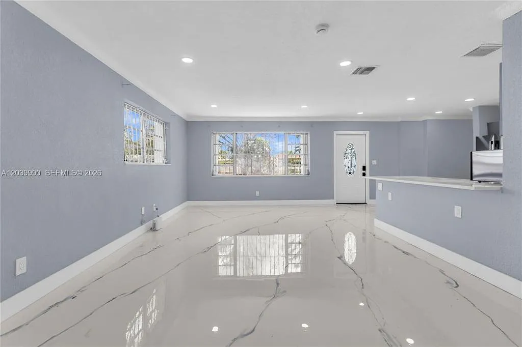 1010 NW 196th St — Photo 3