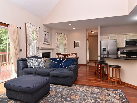 4th image of 1002 Heron Ct