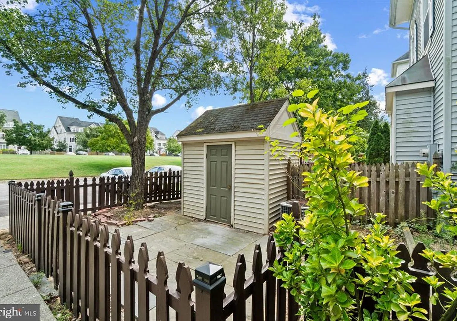 Experience the best of neighborhood living in this beautifully renovated 3bd 2.5bth home — Photo 3