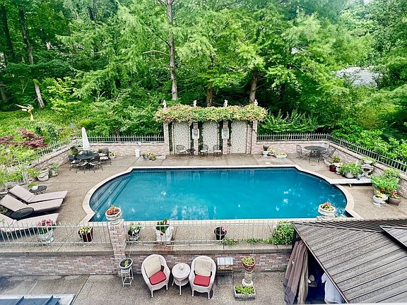 3rd image of 5430 Camelot Rd