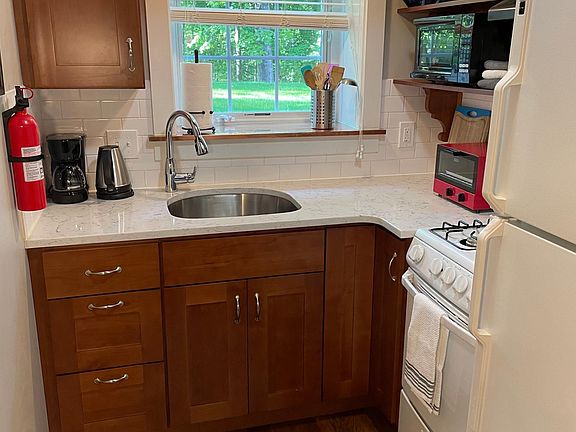 Fully equipped kitchen, full size fridge with ice maker.