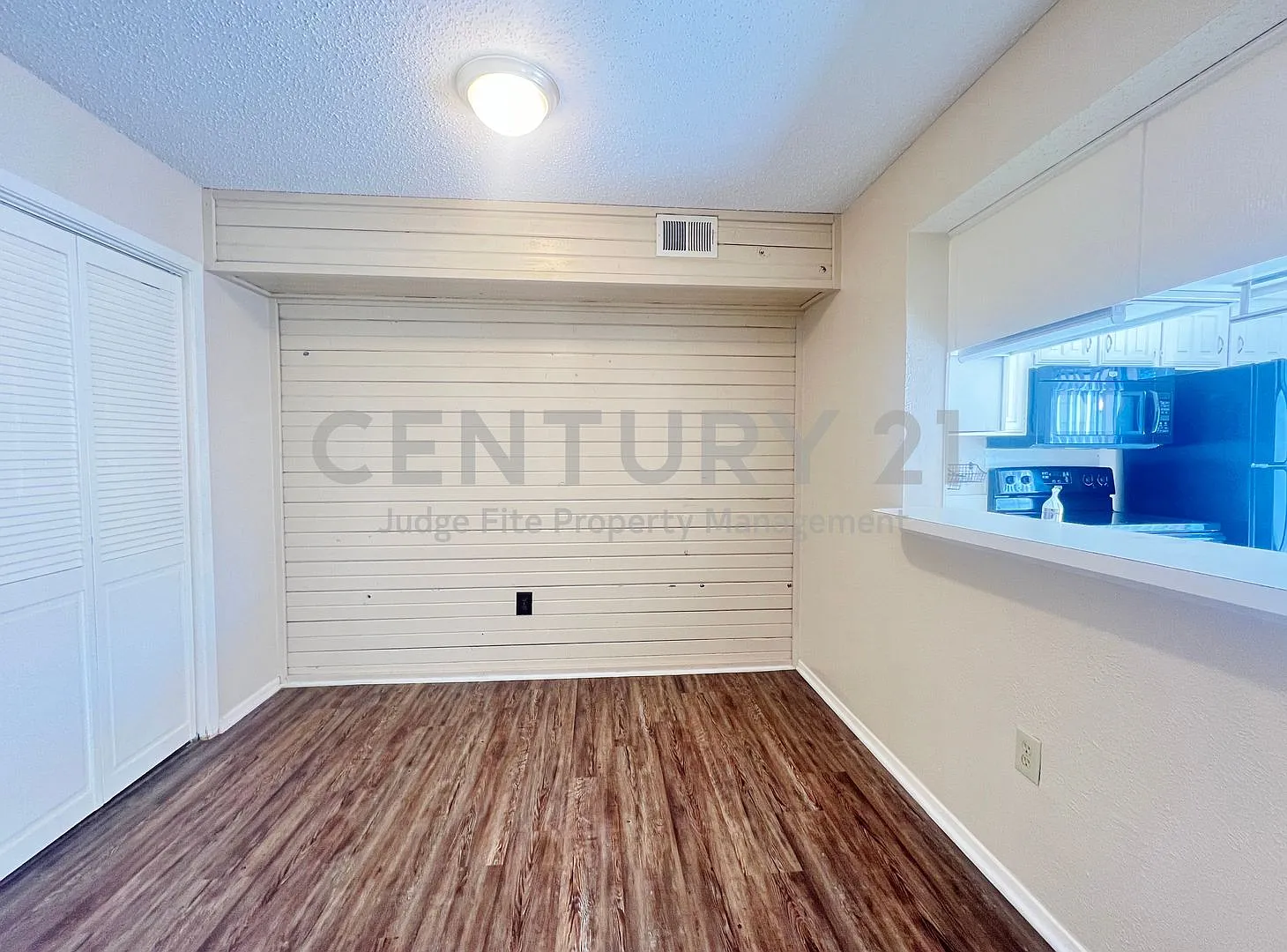 Beautiful 2-story 1/1.5 Mediterranean Style Condo in Gated Dallas Community For Rent! — Photo 4